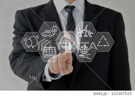 二酸化炭素削減のためのボタンを押すビジネスマン 122167523