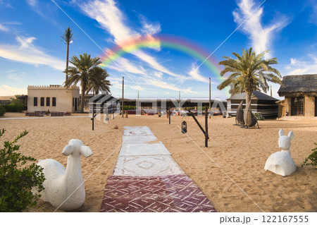 UAEの砂漠地帯のオアシスの景観 122167555