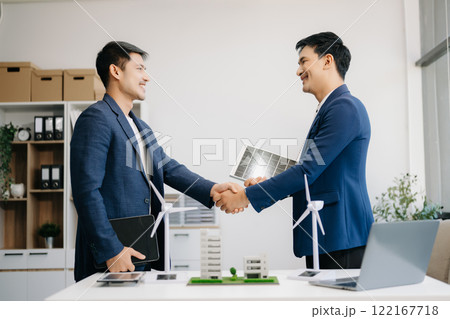 Discussion among businesspeople on the latest developments in solar cell panel technology and Solar Energy Environment city Concept 122167718