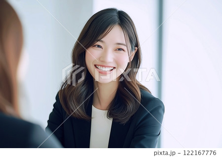 笑顔で話すビジネスウーマン・美人女性「AI生成画像」 122167776