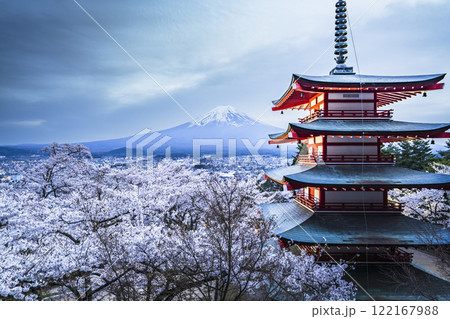 春の新倉山浅間公園の風景　展望台から望む、忠霊塔と満開の桜と富士山【山梨県・富士吉田市】 122167988