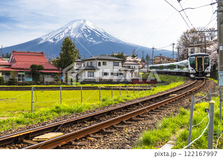 富士急行線を走るE257系「富士回遊」と富士山の風景【山梨県・富士吉田市】 富士急行線を走るE257系「富士回遊」と富士山の風景【山梨県・富士吉田市】 122167997