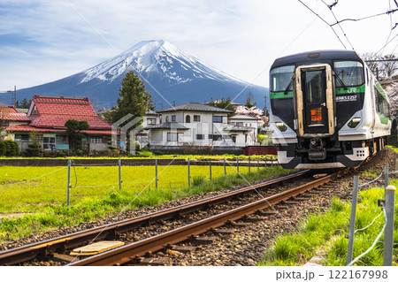 富士急行線を走るE257系「富士回遊」と富士山の風景【山梨県・富士吉田市】 122167998