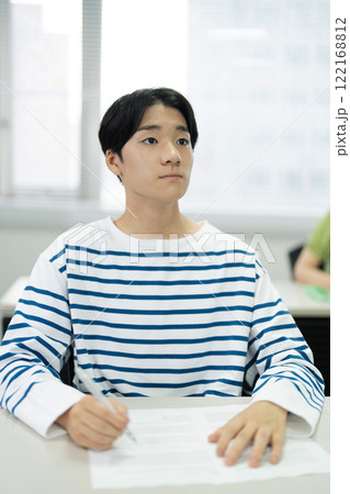 学習塾の高校生 122168812