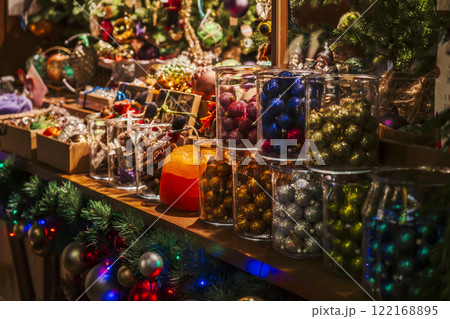 麻布台ヒルズのクリスマスマーケット クリスマス雑貨売り場の風景【東京都・港区】 麻布台ヒルズのクリスマスマーケット クリスマス雑貨売り場の風景【東京都・港区】 122168895