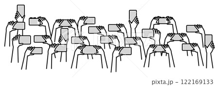 スマホやカメラを掲げる集団の手　白黒 122169133