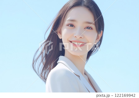 スーツを着た笑顔の美人女性「AI生成画像」 122169942
