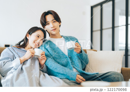 コーヒーを飲む若いカップル 122170098