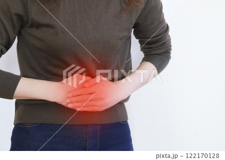お腹を抑える女性　腹痛 122170128
