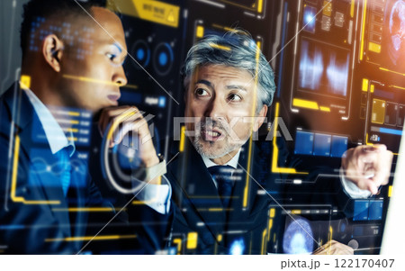 会議するビジネスパーソンとデジタルテクノロジー 会議するビジネスパーソンとデジタルテクノロジー 122170407