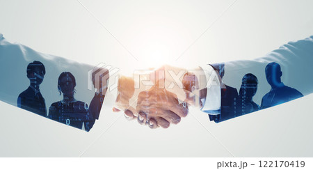 握手するビジネスパーソンとグローバルビジネス 122170419