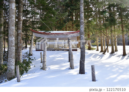 冬の北海道厚沢部町で清水神社境内の風景を撮影 122170510