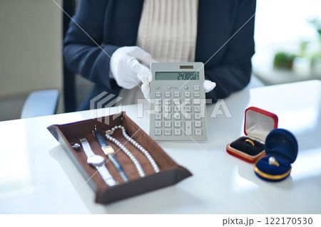 貴金属を査定する買取専門業者の手元 122170530