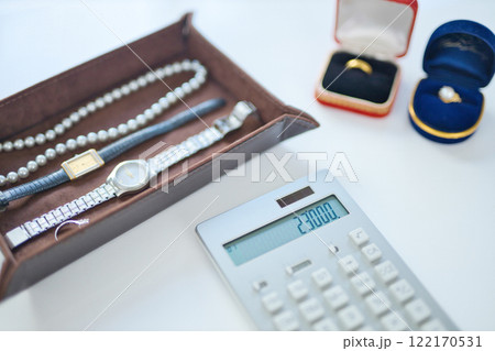 貴金属　買取業者　査定イメージ 122170531