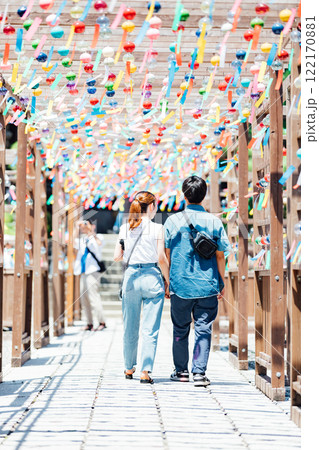 可睡斎の風鈴祭を楽しむ仲良し若いカップル 可睡斎の風鈴祭を楽しむ仲良し若いカップル 122170881
