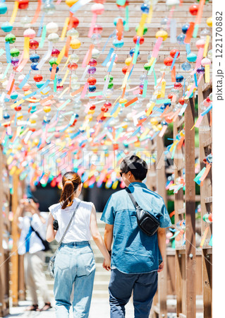 可睡斎の風鈴祭を楽しむ仲良し若いカップル 可睡斎の風鈴祭を楽しむ仲良し若いカップル 122170882