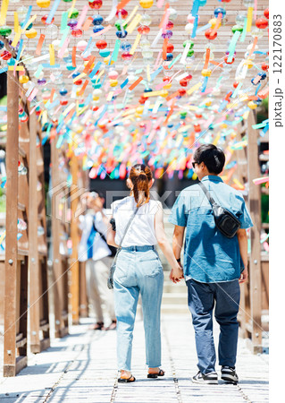可睡斎の風鈴祭を楽しむ仲良し若いカップル 可睡斎の風鈴祭を楽しむ仲良し若いカップル 122170883