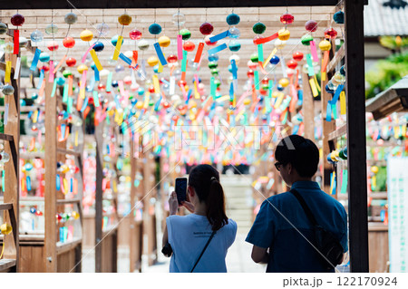 可睡斎の風鈴祭を楽しむ仲良し若いカップル 可睡斎の風鈴祭を楽しむ仲良し若いカップル 122170924