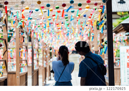 可睡斎の風鈴祭を楽しむ仲良し若いカップル 122170925