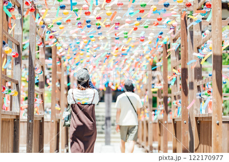 可睡斎の風鈴祭を楽しむ若い女性の後ろ姿 122170977