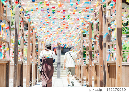 可睡斎の風鈴祭を楽しむ若い女性の後ろ姿 可睡斎の風鈴祭を楽しむ若い女性の後ろ姿 122170980
