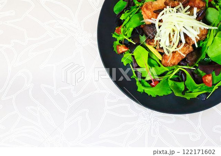 唐揚げの入ったサラダ 唐揚げの入ったサラダ 122171602