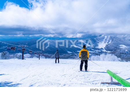 【冬素材】ゲレンデを滑走するスキーヤー・スノーボーダー【長野県】 122171699