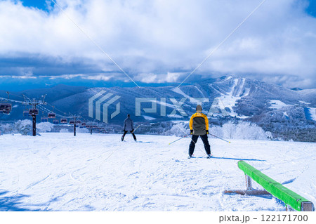 【冬素材】ゲレンデを滑走するスキーヤー・スノーボーダー【長野県】 【冬素材】ゲレンデを滑走するスキーヤー・スノーボーダー【長野県】 122171700