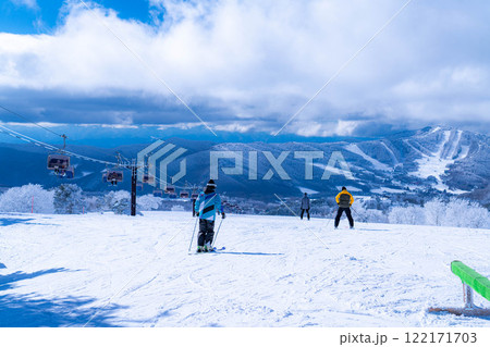 【冬素材】ゲレンデを滑走するスキーヤー・スノーボーダー【長野県】 122171703