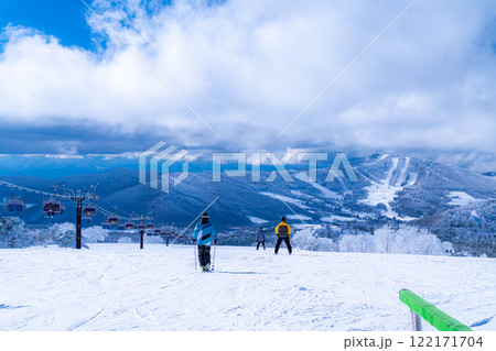【冬素材】ゲレンデを滑走するスキーヤー・スノーボーダー【長野県】 122171704