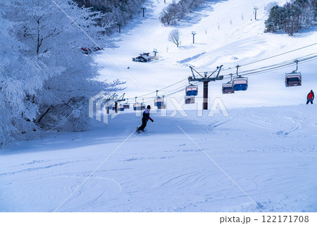 【冬素材】ゲレンデを滑走するスキーヤー・スノーボーダー【長野県】 【冬素材】ゲレンデを滑走するスキーヤー・スノーボーダー【長野県】 122171708