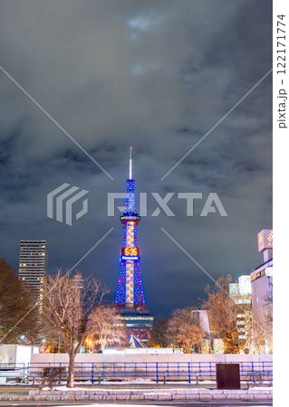 冬の札幌 ライトアップされたテレビ塔 夜景 北海道札幌市 冬の札幌 ライトアップされたテレビ塔 夜景 北海道札幌市 122171774