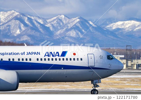 冬の新千歳空港　着陸中の飛行機　北海道千歳市 122171780