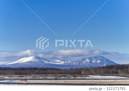 冬の新千歳空港からの風景 樽前山と風不死岳 北海道千歳市 冬の新千歳空港からの風景 樽前山と風不死岳 北海道千歳市 122171781