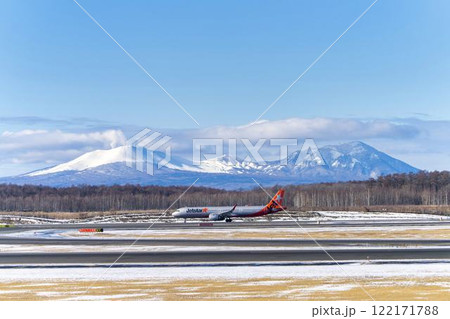 冬の新千歳空港の飛行機 樽前山と風不死岳 北海道千歳市 冬の新千歳空港の飛行機 樽前山と風不死岳 北海道千歳市 122171788