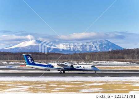 冬の新千歳空港の飛行機　樽前山と風不死岳　北海道千歳市　 122171791