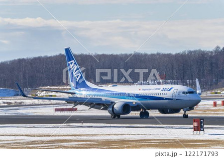 冬の新千歳空港　着陸中の飛行機　北海道千歳市 122171793