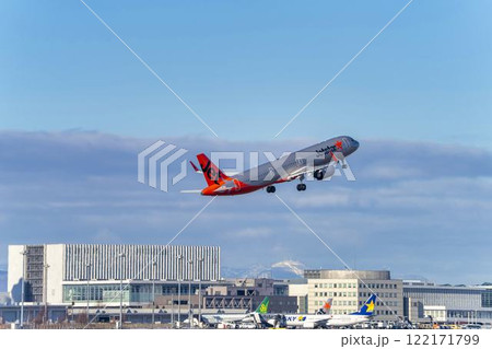 冬の新千歳空港　離陸中の飛行機　北海道千歳市 122171799