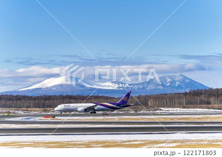 冬の新千歳空港の飛行機　樽前山と風不死岳　北海道千歳市　 122171803