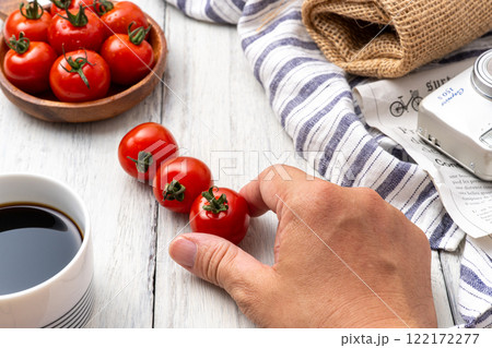 トマトを持つ手 トマトを持つ手 122172277