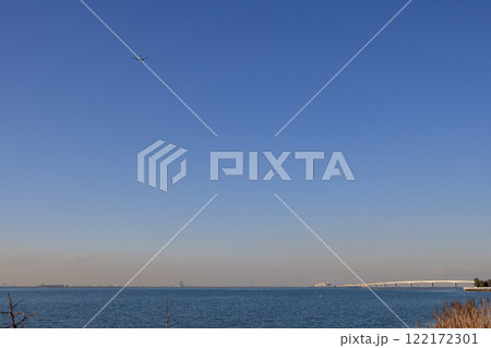 快晴の青空の中、飛行機が羽田空港に向かって飛行して行く 快晴の青空の中、飛行機が羽田空港に向かって飛行して行く 122172301