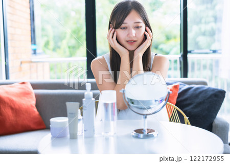 スキンケアする若い女性 スキンケアする若い女性 122172955