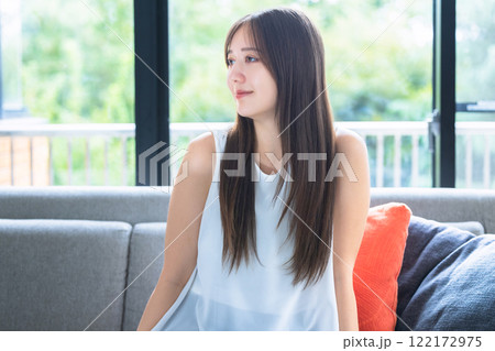 ソファーでくつろぐ若い女性 122172975