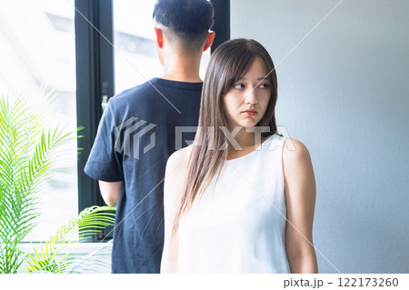 喧嘩をするカップル 122173260