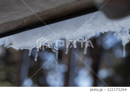 屋根に積もった雪とつらら 屋根に積もった雪とつらら 122173264