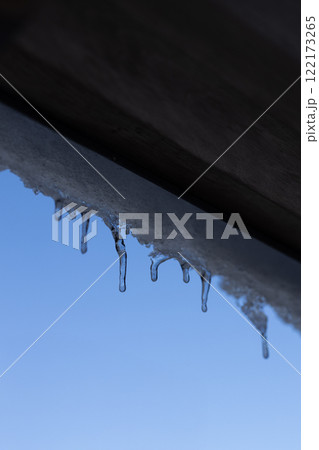 屋根に積もった雪とつらら 屋根に積もった雪とつらら 122173265