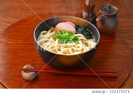 白い湯気がはっきり見える、熱々のかけうどん、素うどん。 122173271