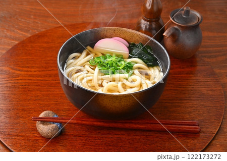 白い湯気がはっきり見える、熱々のかけうどん、素うどん。 122173272