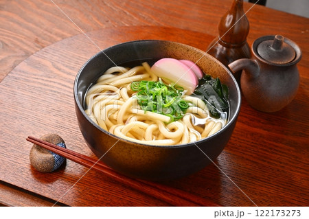 白い湯気がはっきり見える、熱々のかけうどん、素うどん。 122173273