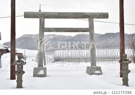 冬の北海道厚沢部町で神明神社境内の風景を撮影 122173398